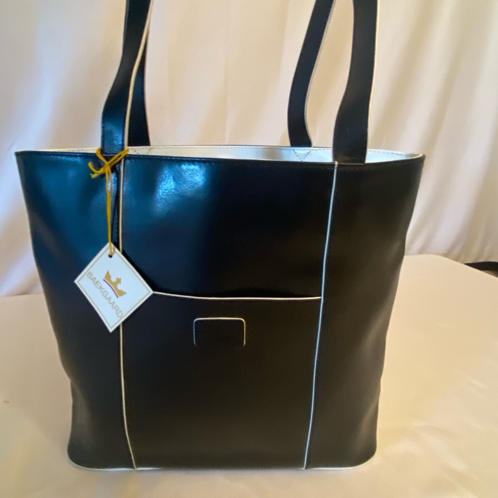 NWT Baekgaard leather shoulder strap purse, multi pocket, black and white